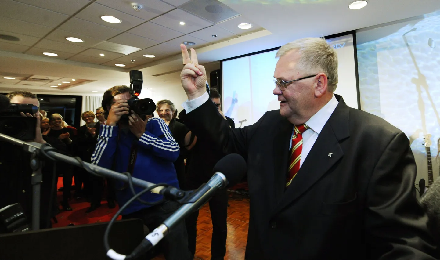 Keskerakonna liider Edgar Savisaar näitab ajakirjanikele partei valimispeol võidumärki.
