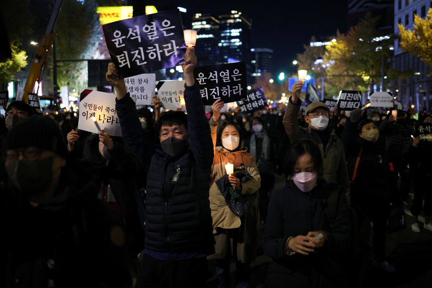 Акция в память о жертвах давки в Сеуле. Люди скандируют и поднимают плакаты с требованием к президенту уйти в отставку.