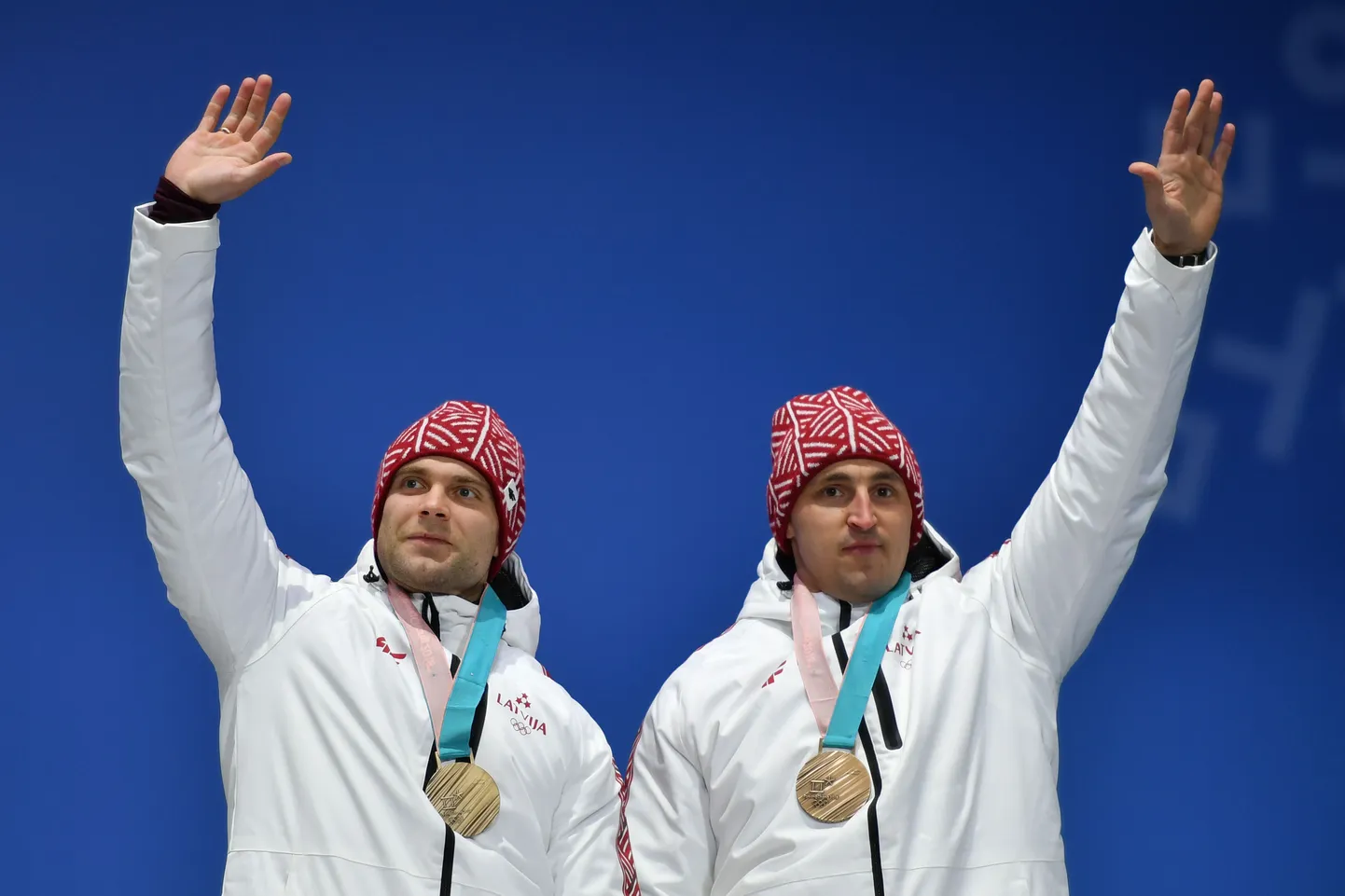 Latvijas bobslejisti Jānis Strenga un Oskars Melbārdis ar olimpisko spēļu bronzas medaļām kaklā