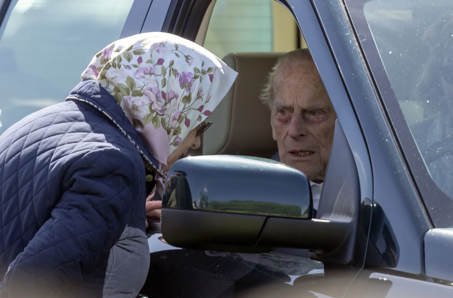 Land Roveri roolis istuv prints Philip rääkimas kuninganna Elizabet II-ga.