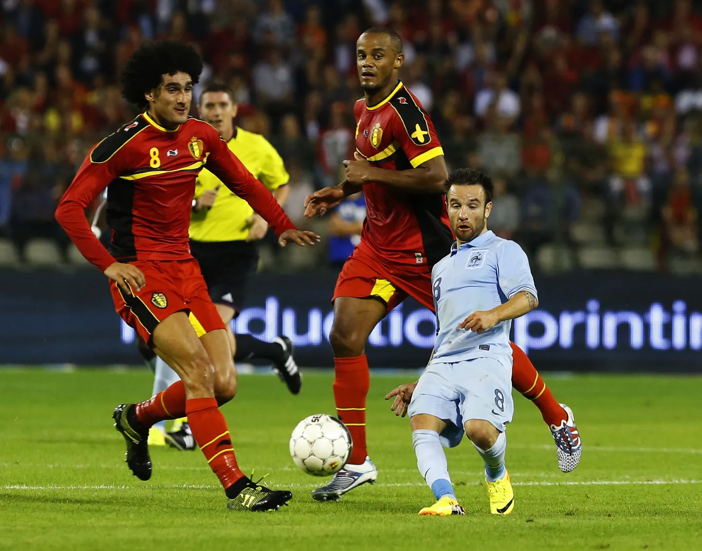 Prantslane Mathieu Valbuena (paremal) võitlemas Belgia koondislaste Marouane Fellaini ja Vincent Kompany vastu.