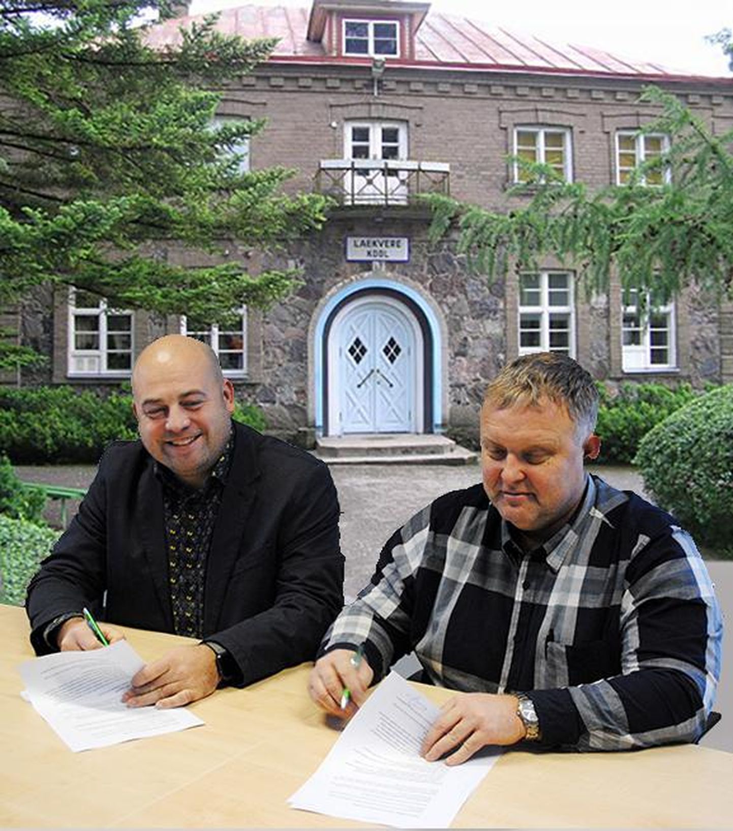 Vinni vallavanem Rauno Võrno (vasakul) ja OÜ Restaure juhataja Valmar Järg Laekvere koolimaja renoveerimistööde lepingule allkirja andmas.