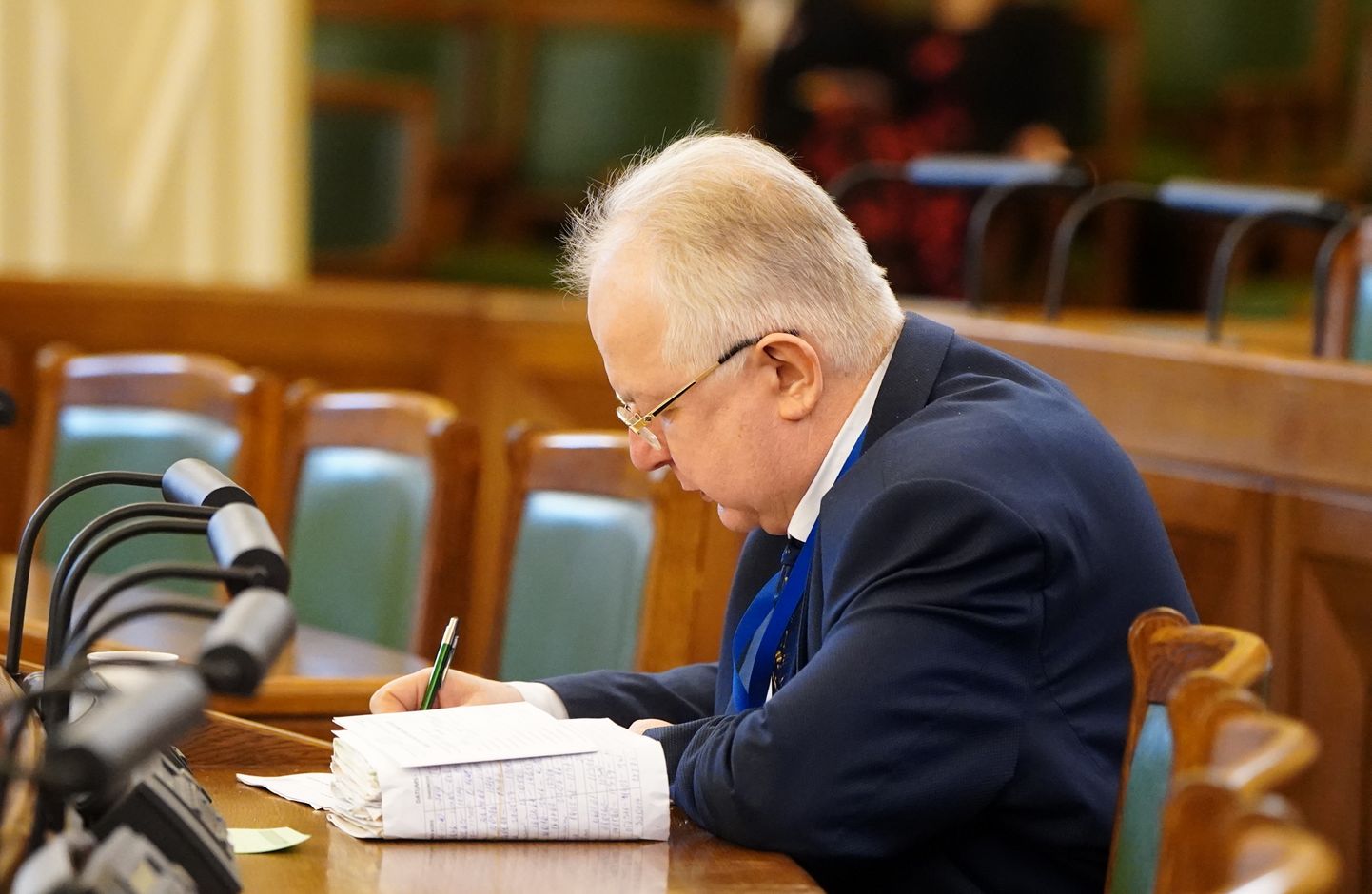 Saeimas deputāts Juris Jakovins piedalās Saeimas sēdē, kuras laikā jaunievēlētais Valsts kontrolieris nodod zvērestu.