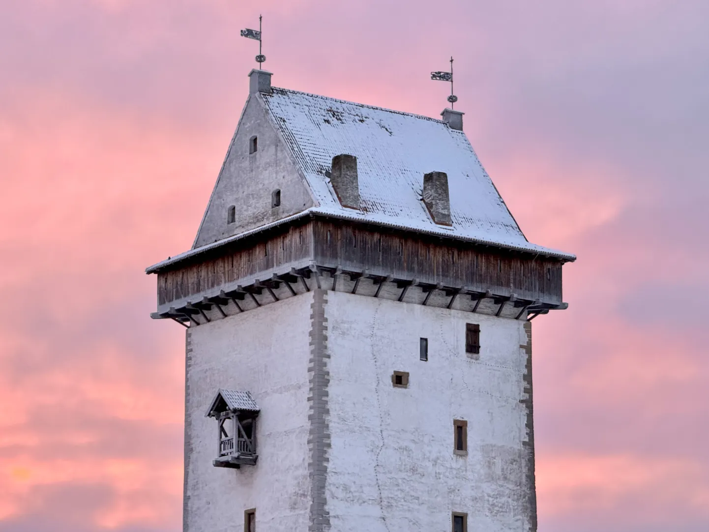 Iidses Hermanni linnuses paiknev Narva muuseum. Foto on loo juures illustreeriv.