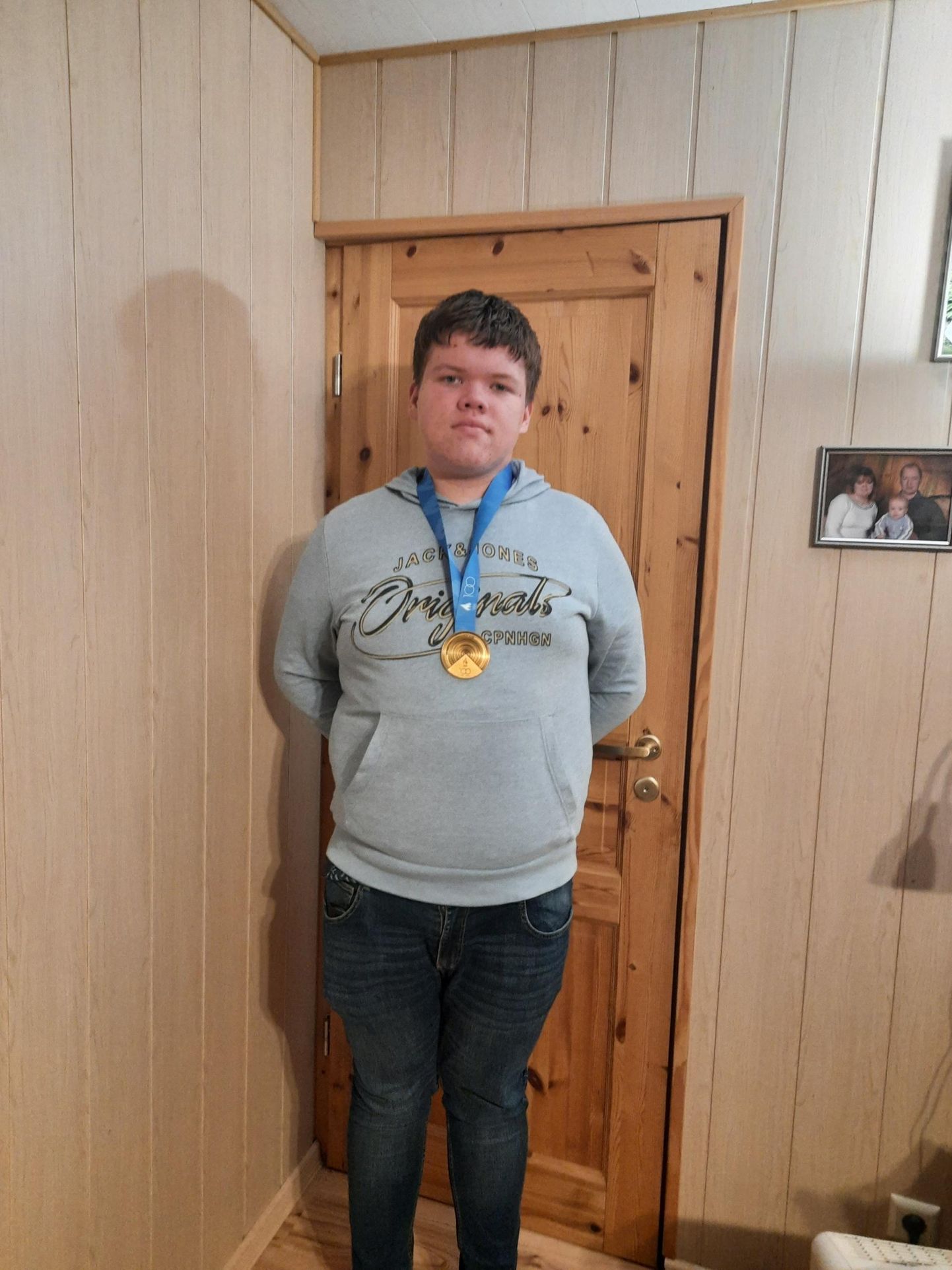15-aastane Keir-Christian Sugul Eesti meistrivõistlustel kiirkabes võidetud kuldmedaliga.