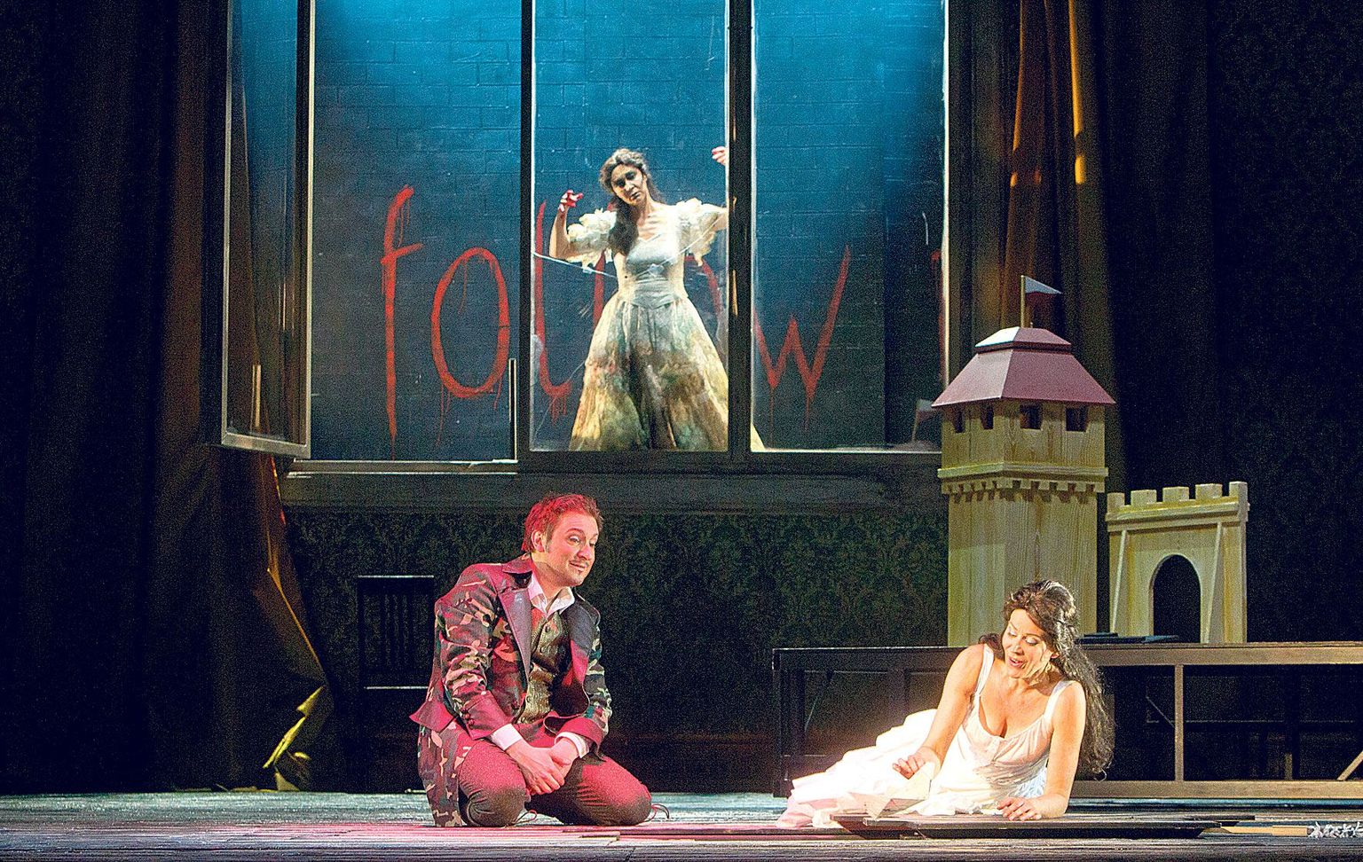 Ooperi «Lucia di Lammermoor» esimeses vaatuses on Luciale (Henriette Bonde-Hansen) külla tulnud tema armastatu Edgardo (Federico Lepre). Mõrase klaasiga aknal jälgib Vaim (Marika Aidla) pahaendeliselt nende armumängu.