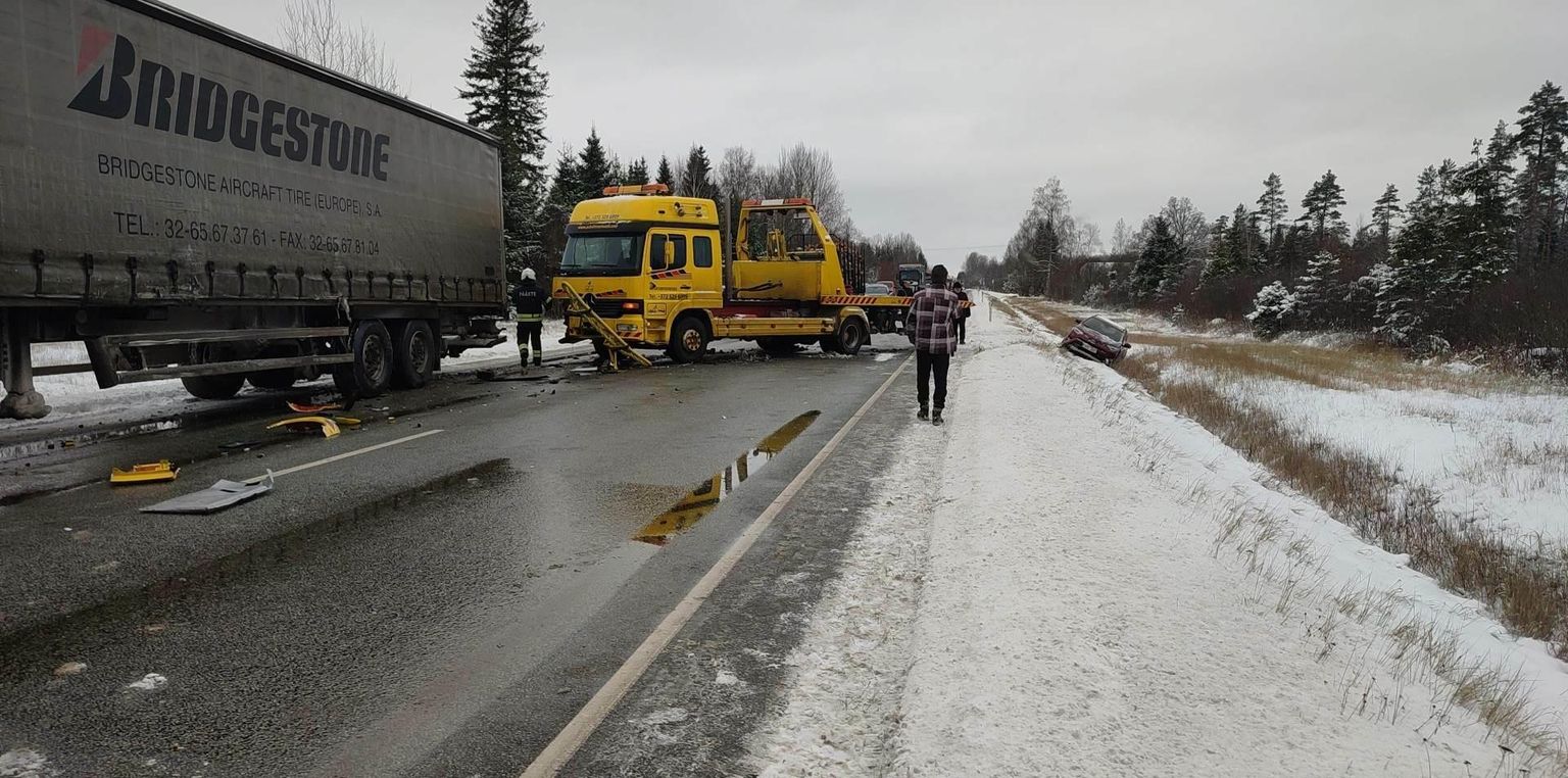 Via Baltica Are ja Pärnu-Jaagupi vahelisel lõigul juhtus vähem kui tunnise vahega kaks liiklusõnnetust.
