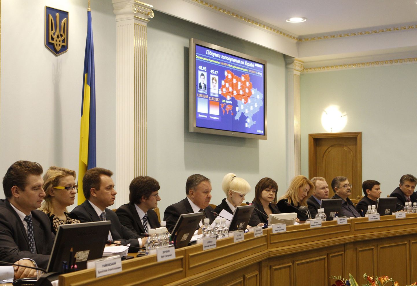 Ukraina keskvalimiskomisjon kuulutas välja presidendivalimiste tulemused, mis kajastuvad piltlikult ka seinale paigaldatud ekraanil.