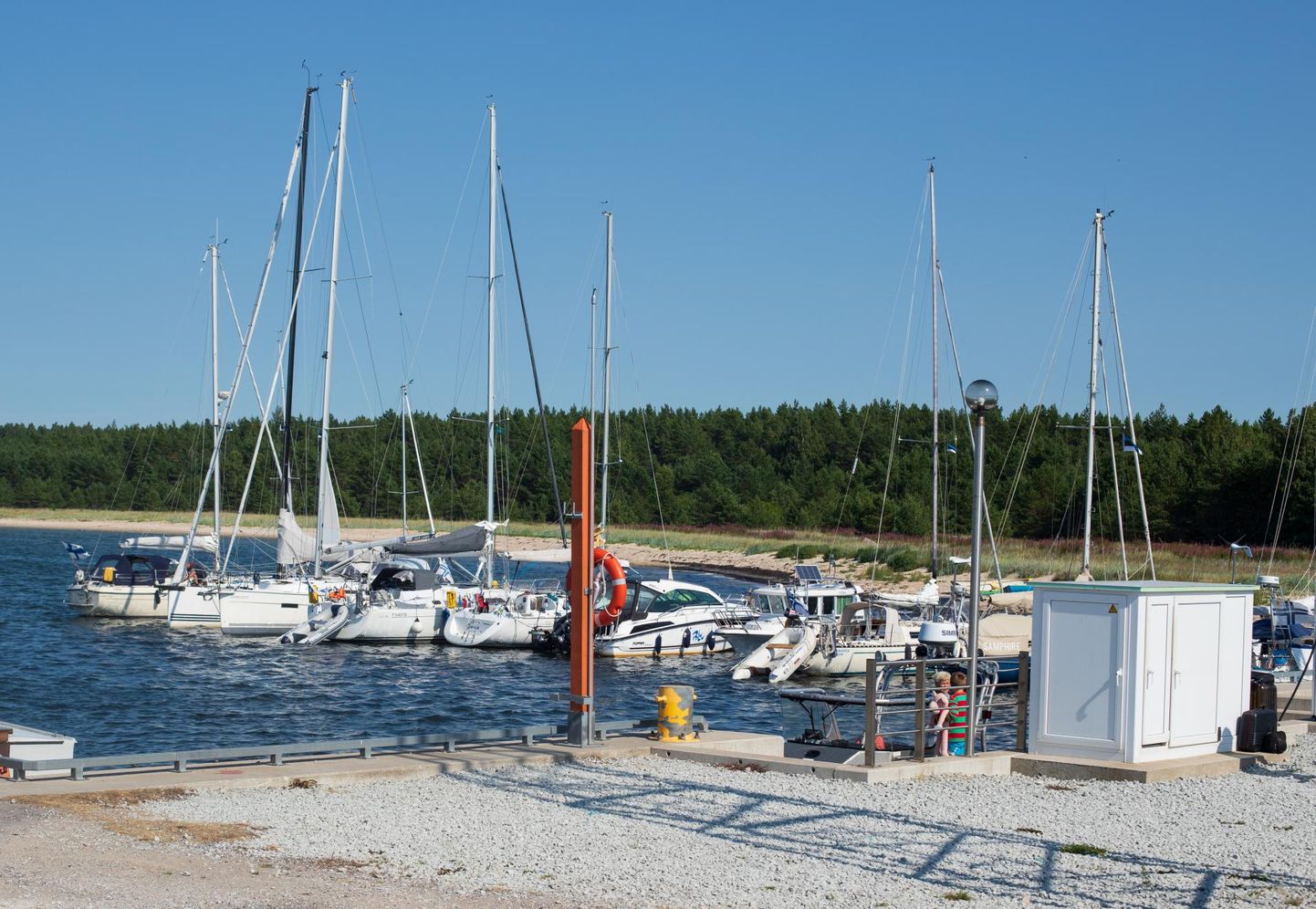 Dirhami sadam on üks Eesti külastatumaid väikesadamaid, kuhu tulevad kalalaevad, jahid ja paadid.