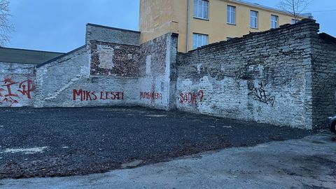 Фото ⟩ В Таллинне вандалы оставили на стене здания провокационную надпись