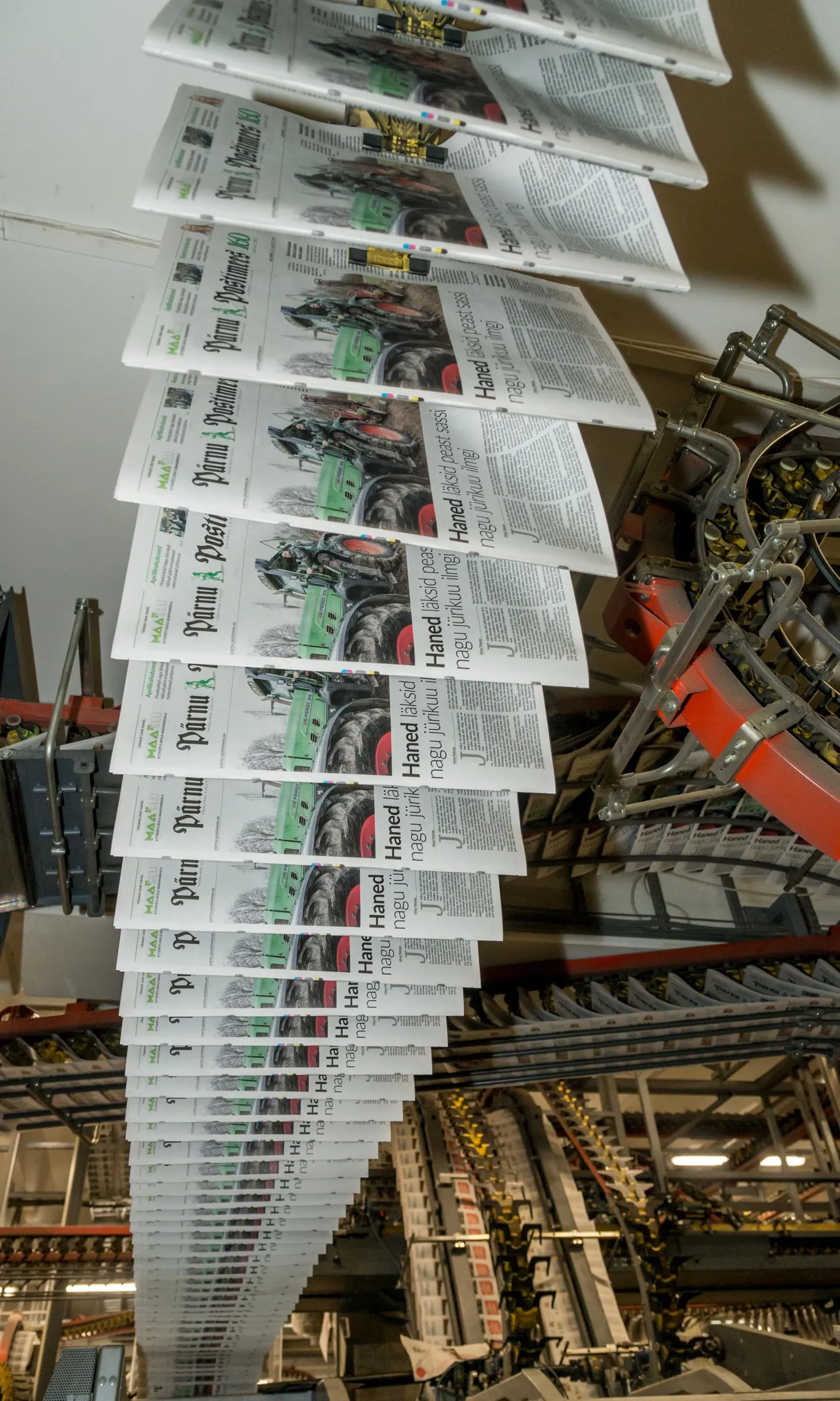 Pärnu Postimehe leht ilmub ja veeb töötab uue viiruse tõttu välja kuulutatud hädaolukorrast hoolimata. Pildil lehetrükk Tartus Kroonpressi trükikojas.