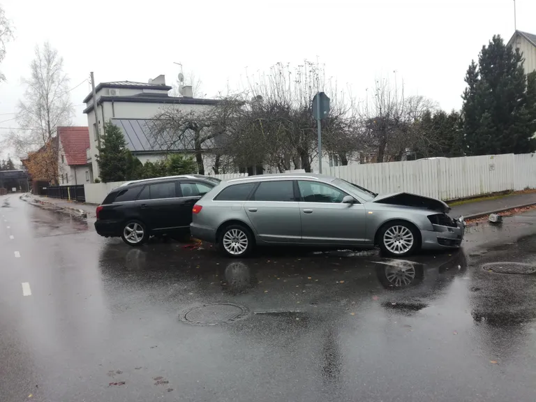 Esialgseil andmeil juhtus õnnetus, kuna Toyota juht ei andnud teed peateel sõitnud Audile.
