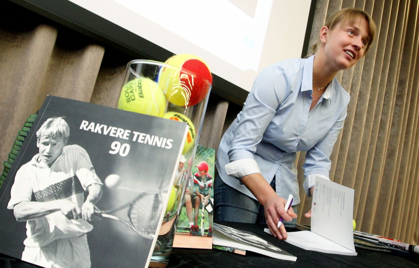 Rakvere tennisetreener Maret Ani raamatu "Rakvere tennis 90" esitlusel.