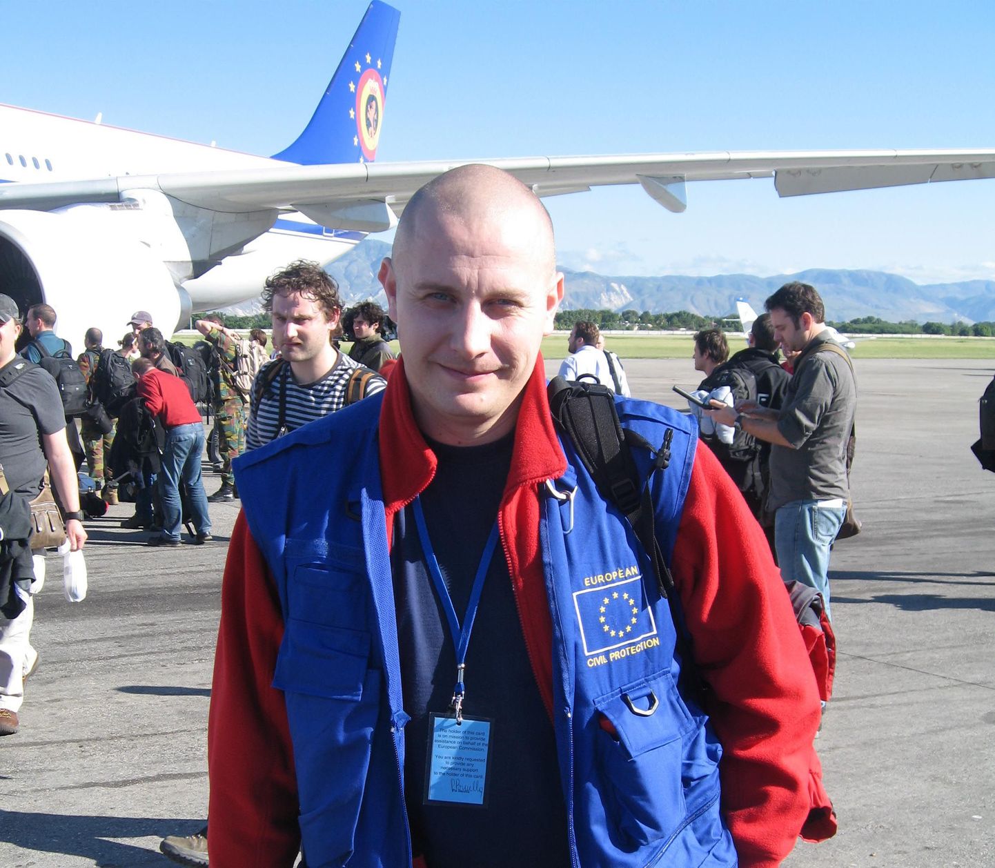 Eesti päästemeeskonna liige Gert Teder Haiti lennujaamas.