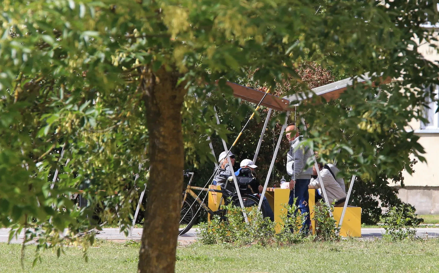 TRT03: JOODIKUD : TARTU, EESTI, 22AUG18 - 
Annelinnas, Mõisavahe tänaval City Alko poe lähistel asuva kergliiklustee ääres olevatel pinkidel tarbitakse alkoholi.
ma/Foto MARGUS ANSU EESTI MEEDIA