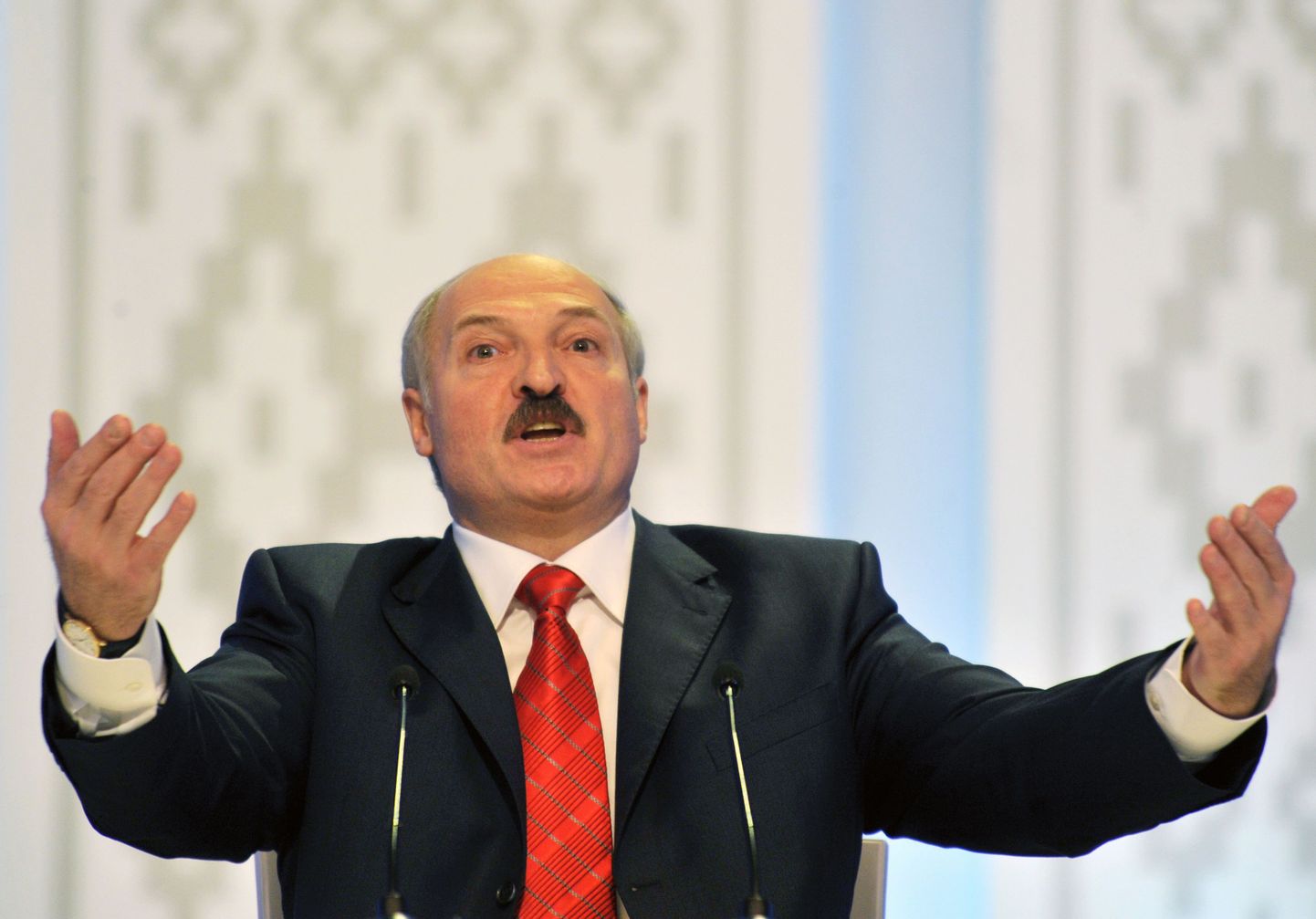 Valgevene president Aleksandr Lukašenka tahab analüütikute sõnul lääneriikide sanktsioonide kartuses kiiresti oma valimisvõitu seaduslikuks muuta.