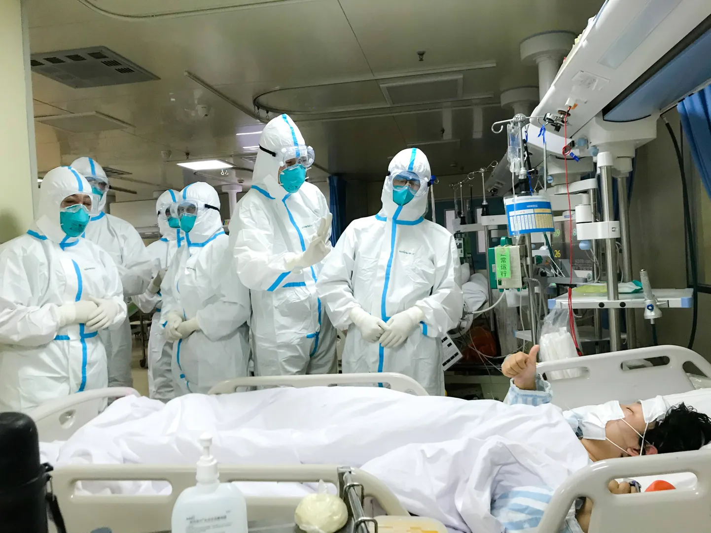 Medtöötajad uurimas Hiinas Wuhanis Hankou haiglas koroonaviiruse kahtlusega patsienti