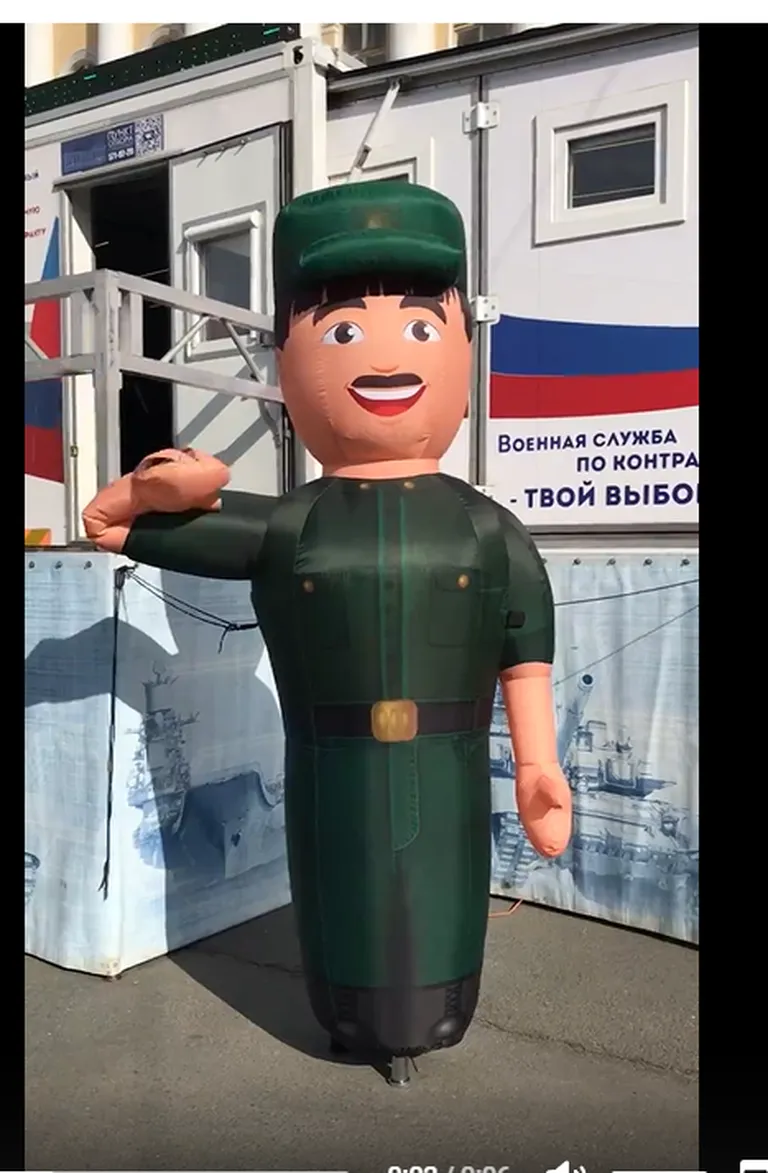 Täispuhutav sõdur värbamiskeskuse juures.