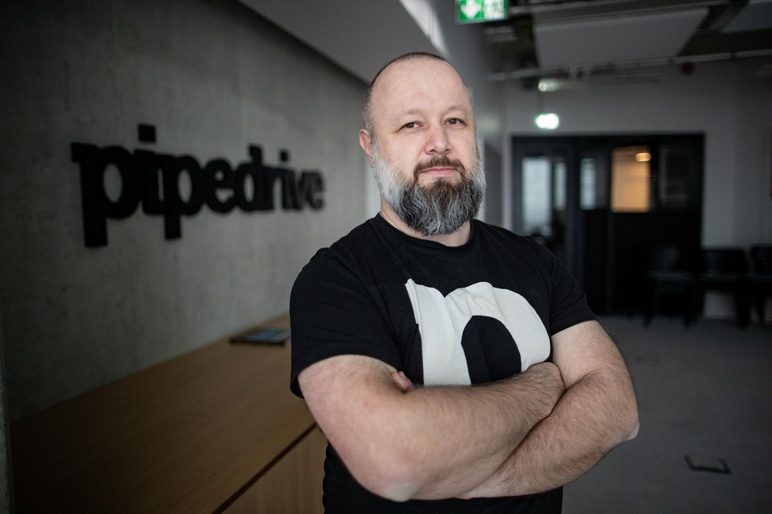 Pipedrive&#39;i individuaalnõustaja Daniel Soomer ettevõtte moodsas kontoris Tallinnas Mustamäe tee alguses.