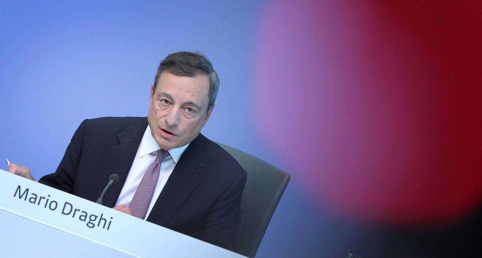 EKP president Mario Draghi tänasel pressikonverentsil Frankfurdis.