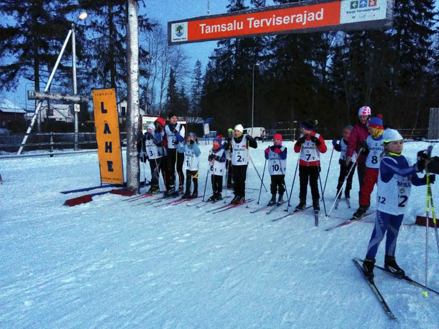 Spordilapsed Tamsalu Suusatalvel stardijoonel. Kui mujal oli lumeoludega kitsas, siis Tamsalus õnnestus kõik neli osavõistlust maha pidada.