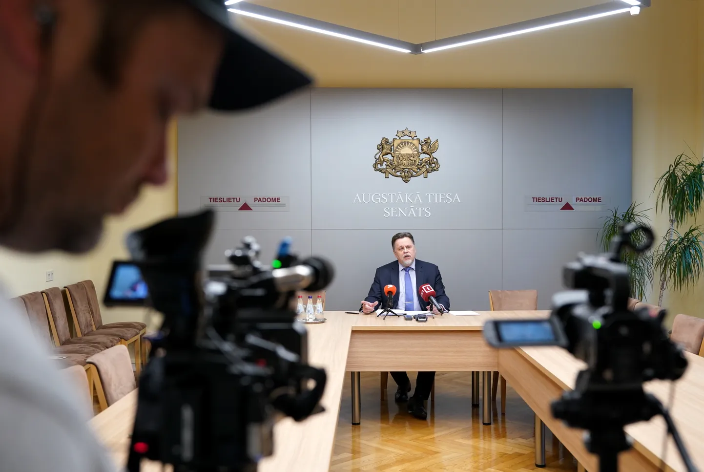 Augstākās tiesas priekšsēdētājs Aigars Strupišs piedalās mediju brīfingā pēc Augstākās tiesas plēnuma reglamentu plēnuma sēdes, kurā tika apspriests jautājums par ģenerālprokurora atlaišanu no amata.