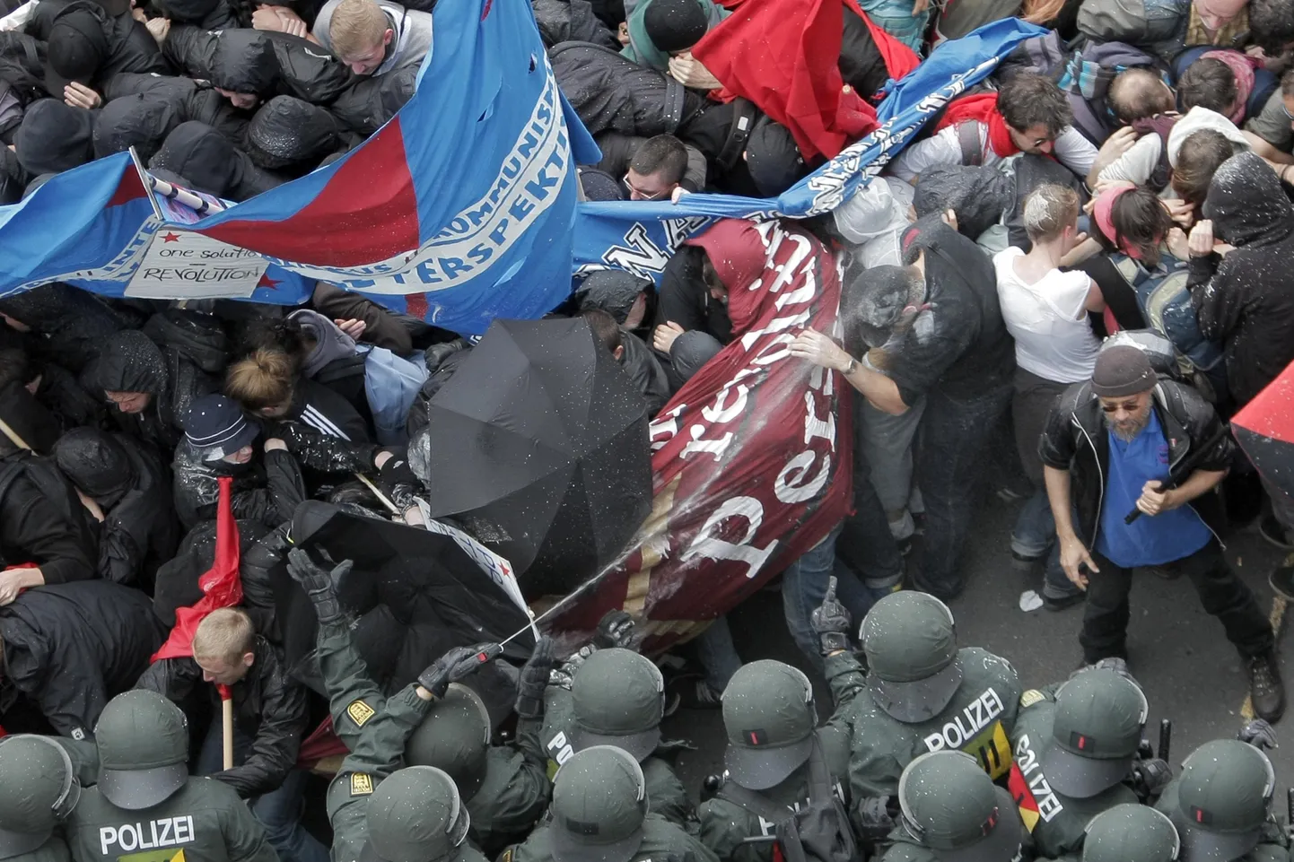 Blockupy liikumise liikmed kähmlesid Frankfurdis politseinikega.