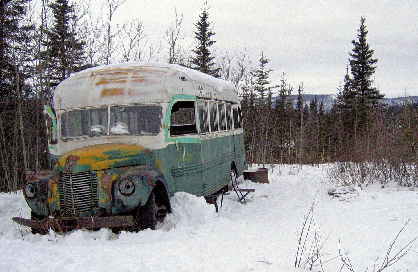 Автобус находится примерно в 50 километрах от ближайшего населенного пункта, в северной части национального парка Денали.