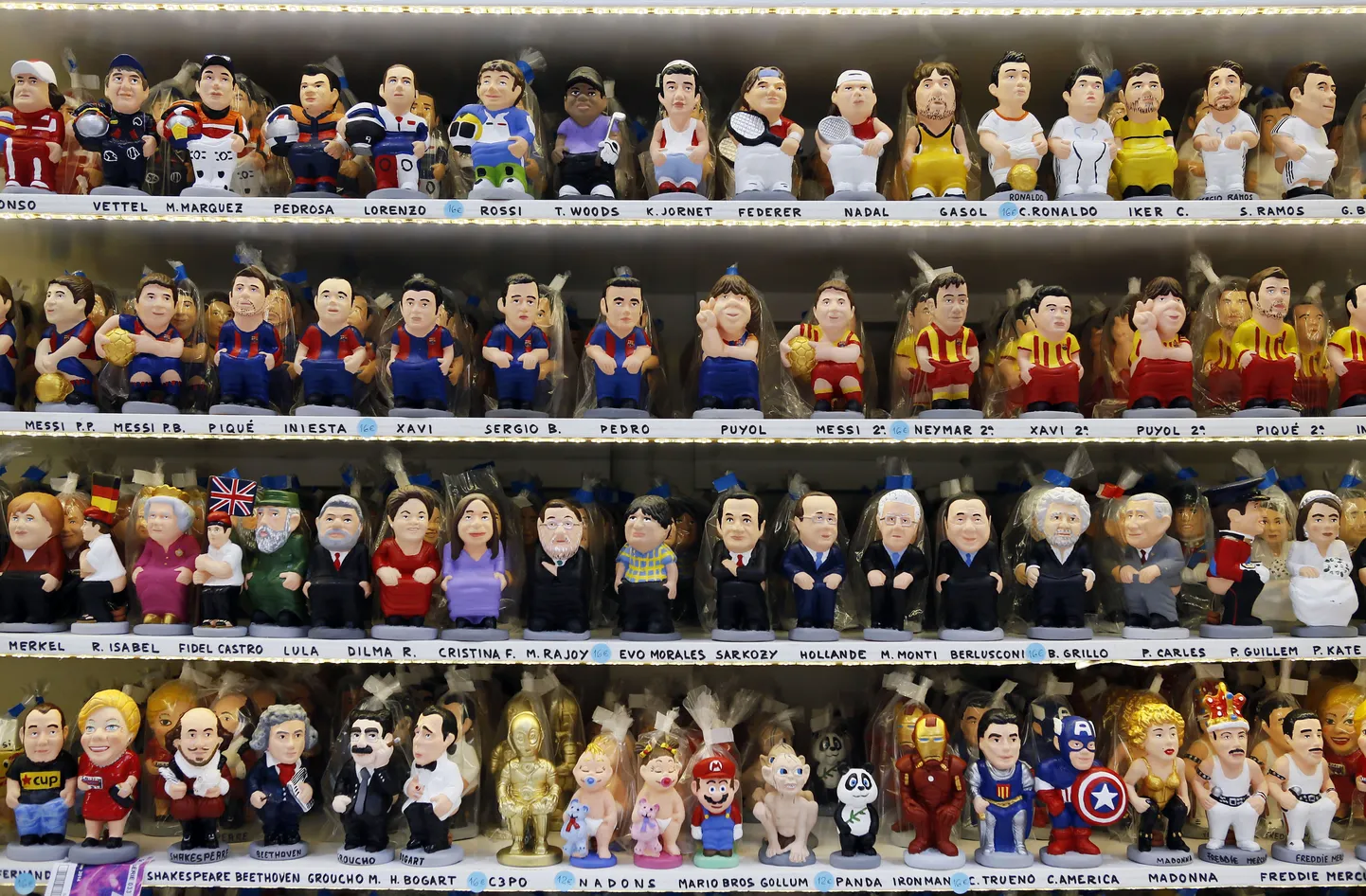 Kataloonia poodides müüakse kõikvõimalike isikute nägudega caganer'eird.