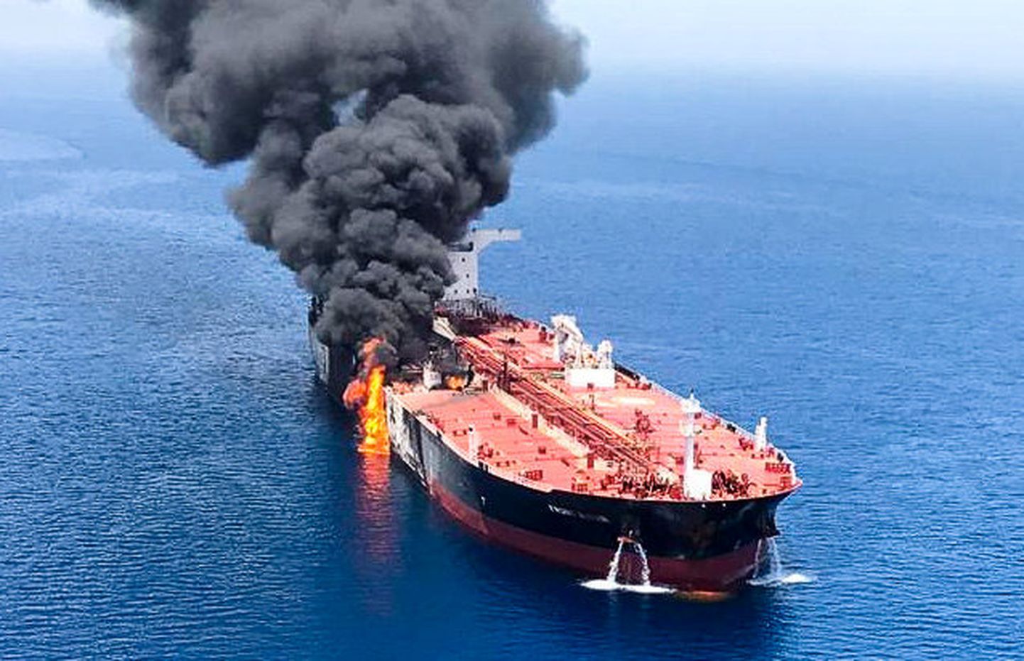 На нефтяной танкера напали в Оманском заливе.
