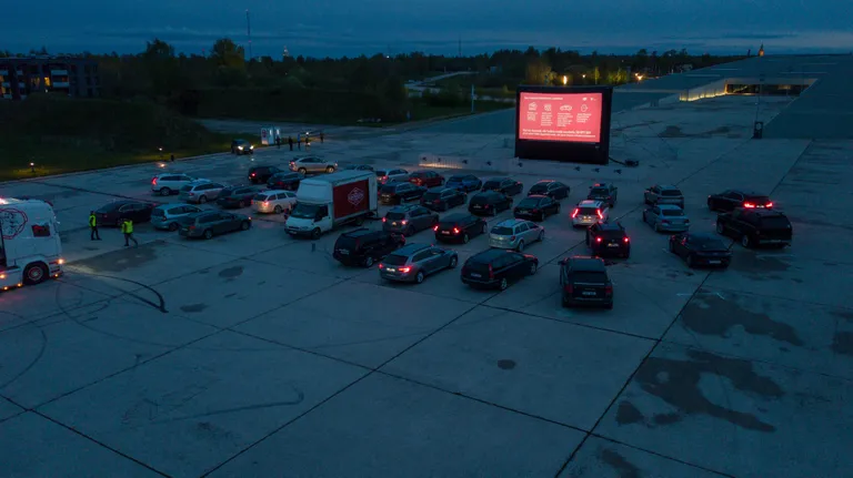 Aasta tagasi mais kasutas Tartu Elektriteater ERMi tagumist parklat autokinona. Tartu Uue Teatri lavastuse «Kõigi piirangute lõpp» vaatajad saavad etendustest osa samuti autodes.