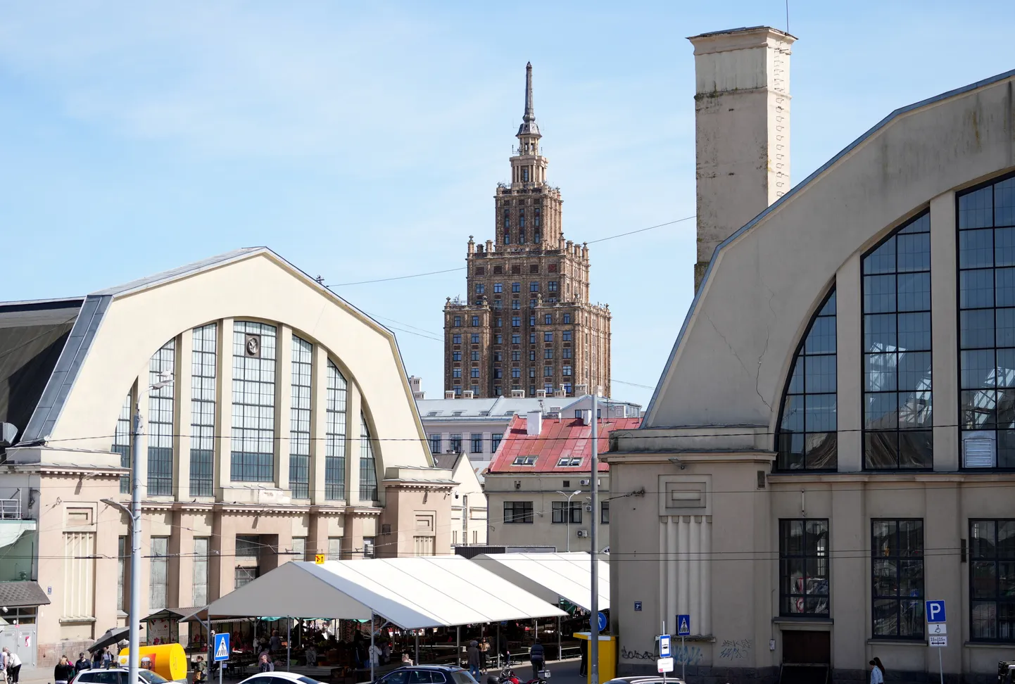 Skats uz Latvijas Zinātņu akadēmiju un Rīgas Centrāltirgus paviljoniem.