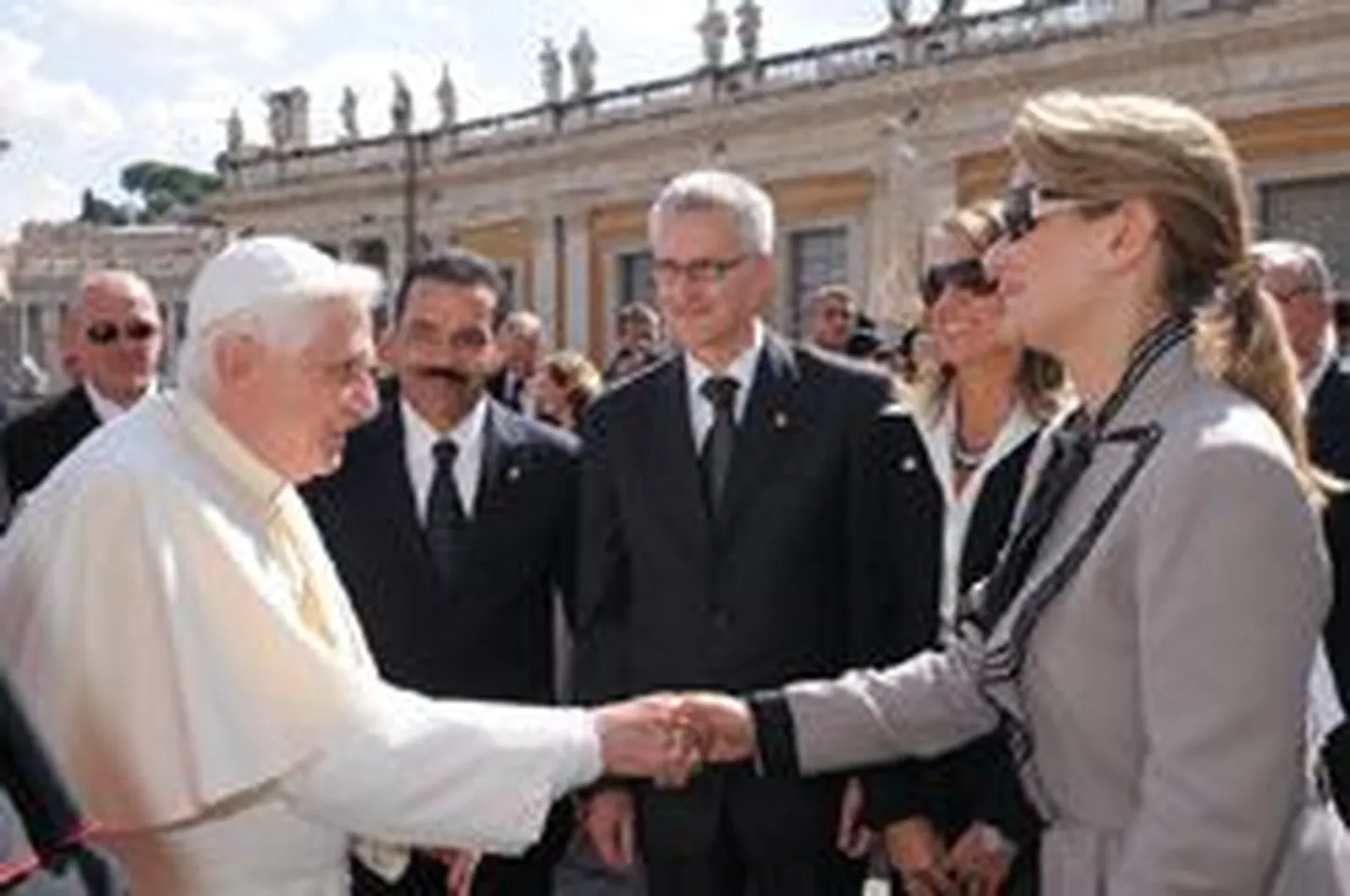 Paavst Benedictus XVI ja Interpoli esindaja Sandrine Capsalas.