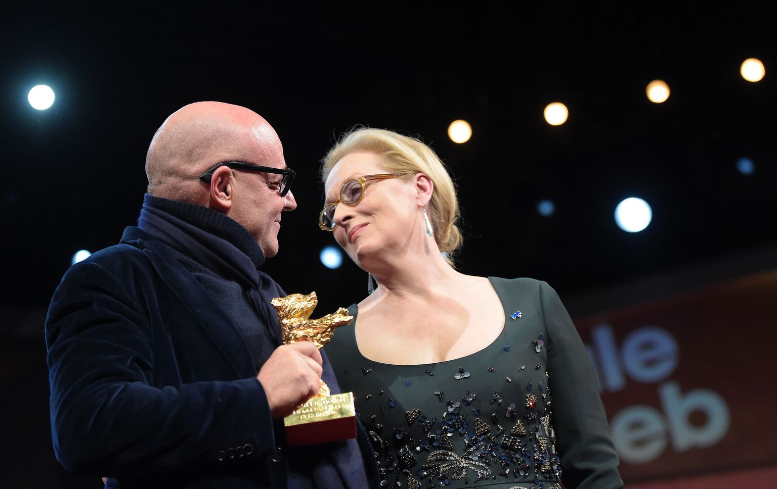 Žürii esimees Meryl Streep õnnitleb võidufilmi autorit Gianfranco Rosit.