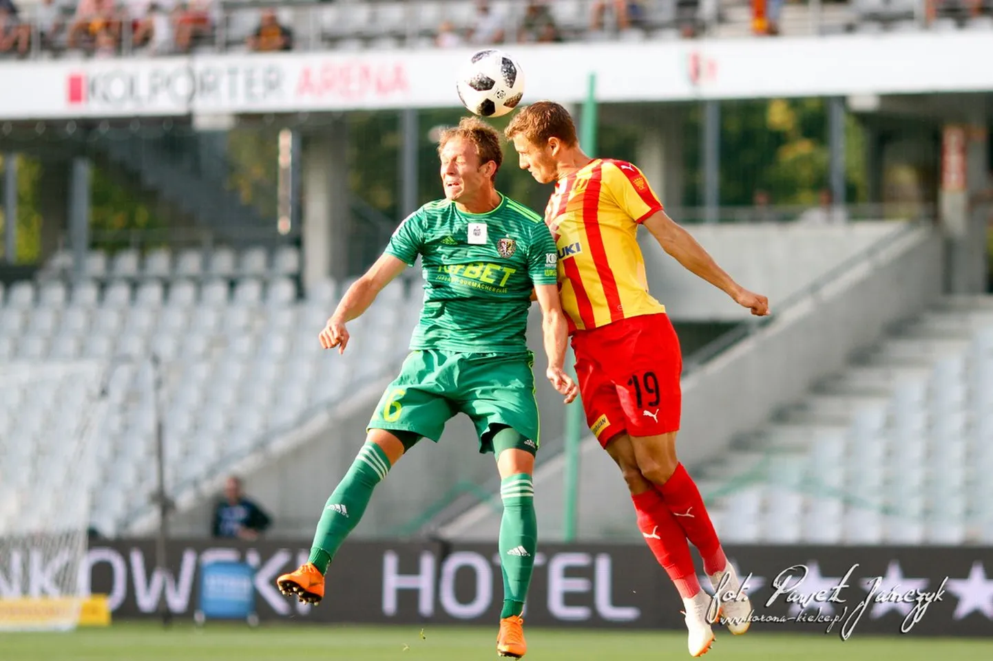 Ken Kallaste (number 19) Kielce Korona särgis.