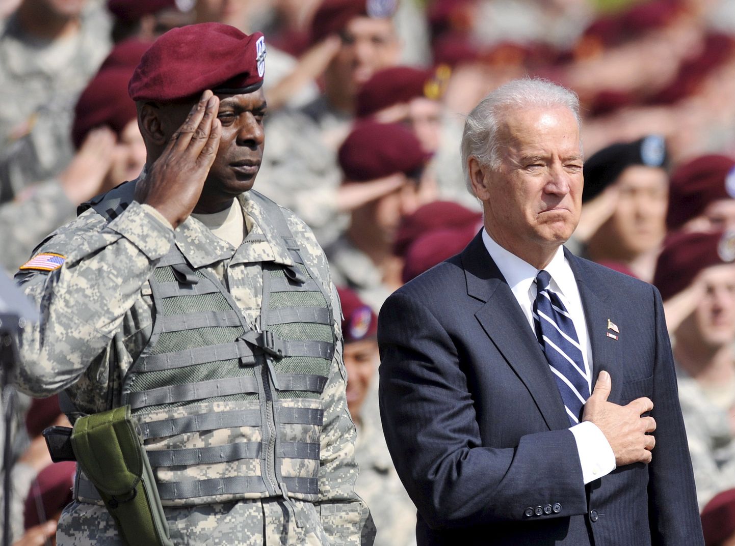Joe Biden ja Lloyd Austin 2009. aastal Fort Braggi sõjaväebaasis. Nüüd saab Austinist Bideni administratsiooni kaitseminister.