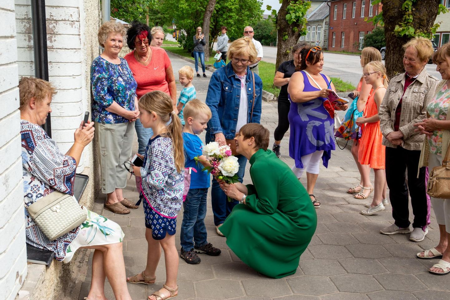 Kilingi-Nõmme peatänava ääres uudistas riigipea saabumist kenake hulk rahvast ja pisike Toomas kinkis Kersti Kaljulaidile lilled, mis olid kimbuks sätitud vanaema aias.