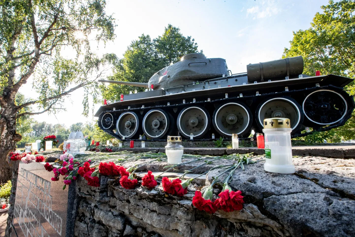 Linnapea Katri Raik sedastas, et Narvas ei ole ühtegi inimest, keda tank külmaks jätab. Ometi nimetasid opositsiooni esindajad tanki tükiks rauaks ja väärtusetuks varaks.