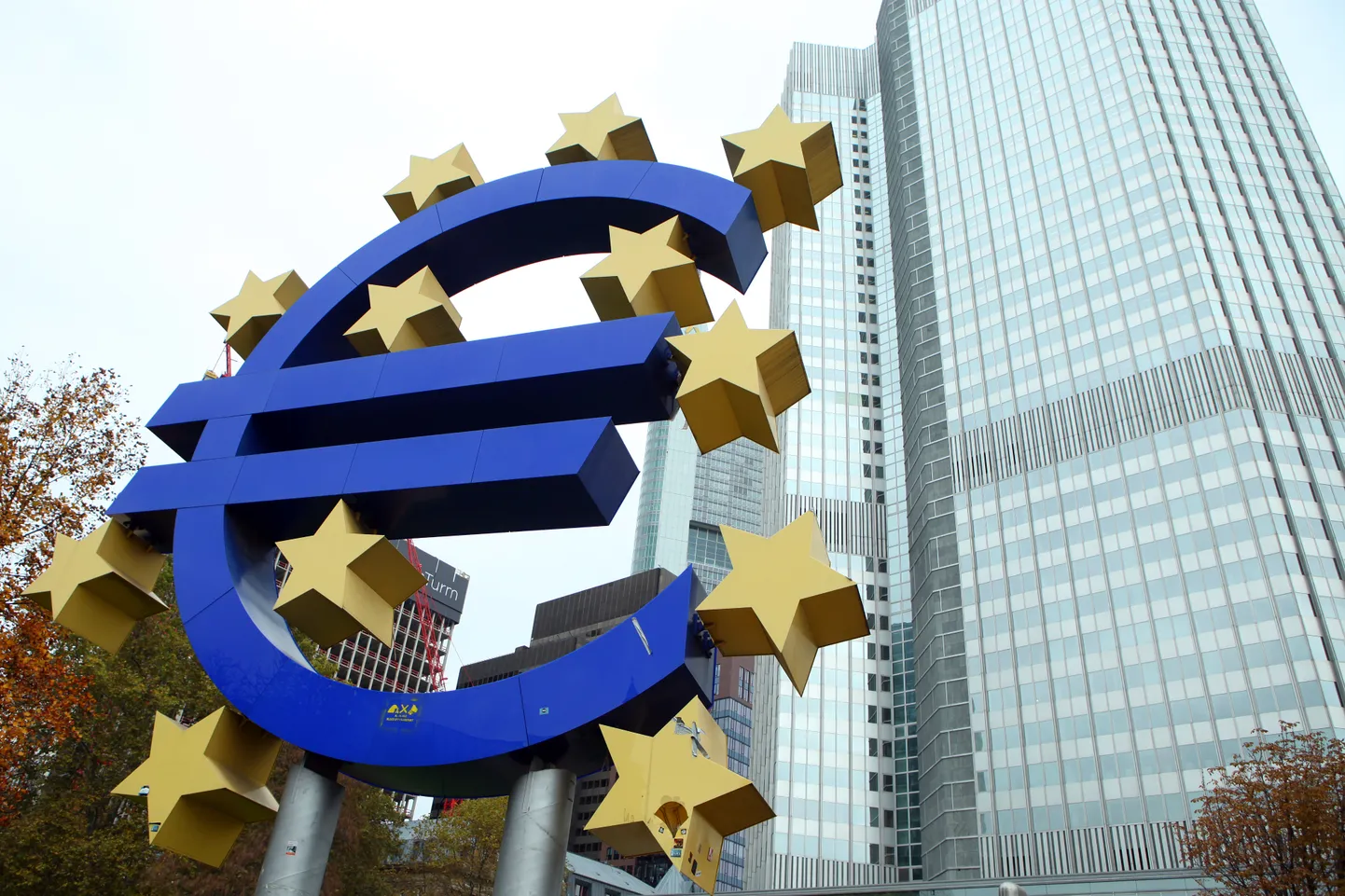 Символ евро у здания Европейского центрального банка