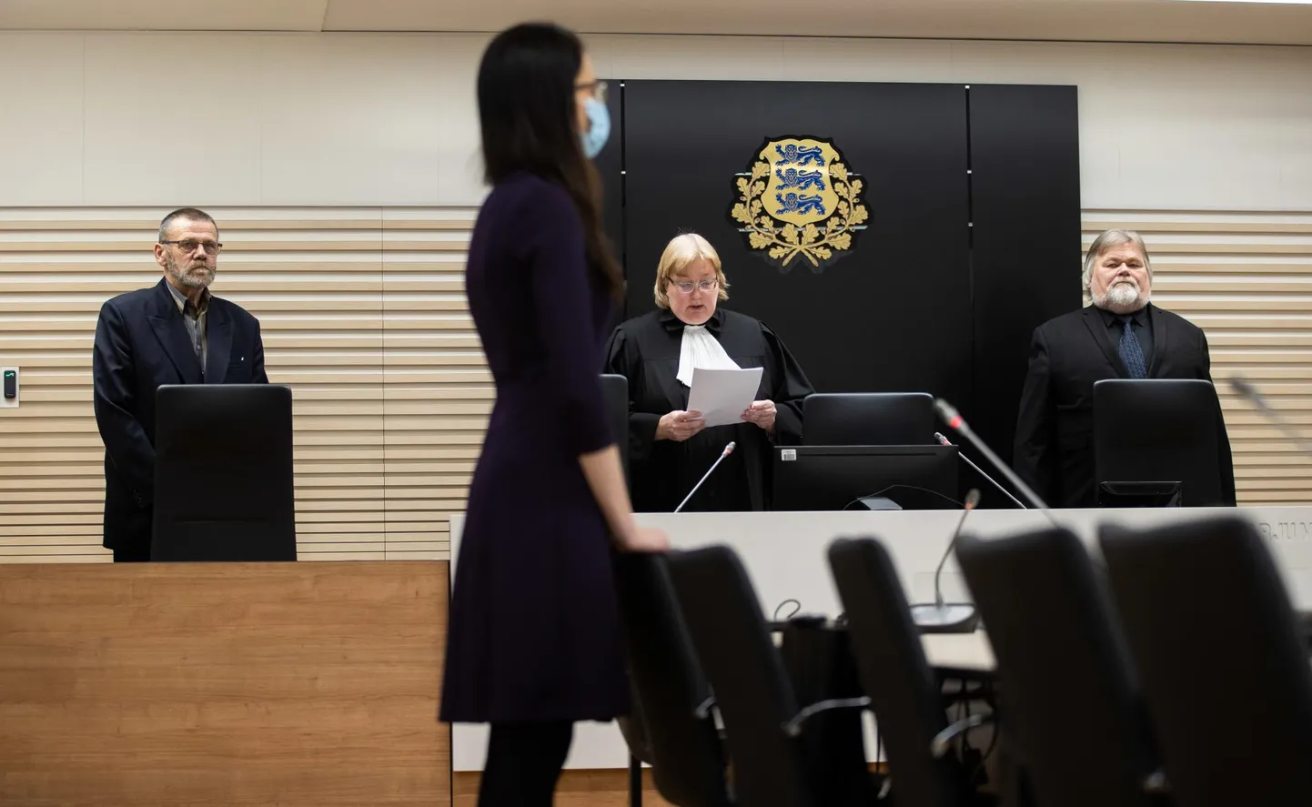Karel Šmutovi otsus kuulutati välja videosilla vahendusel. Kohtunik Katre Poljakova, prokurör Kelly Kruusimägi (maskiga).