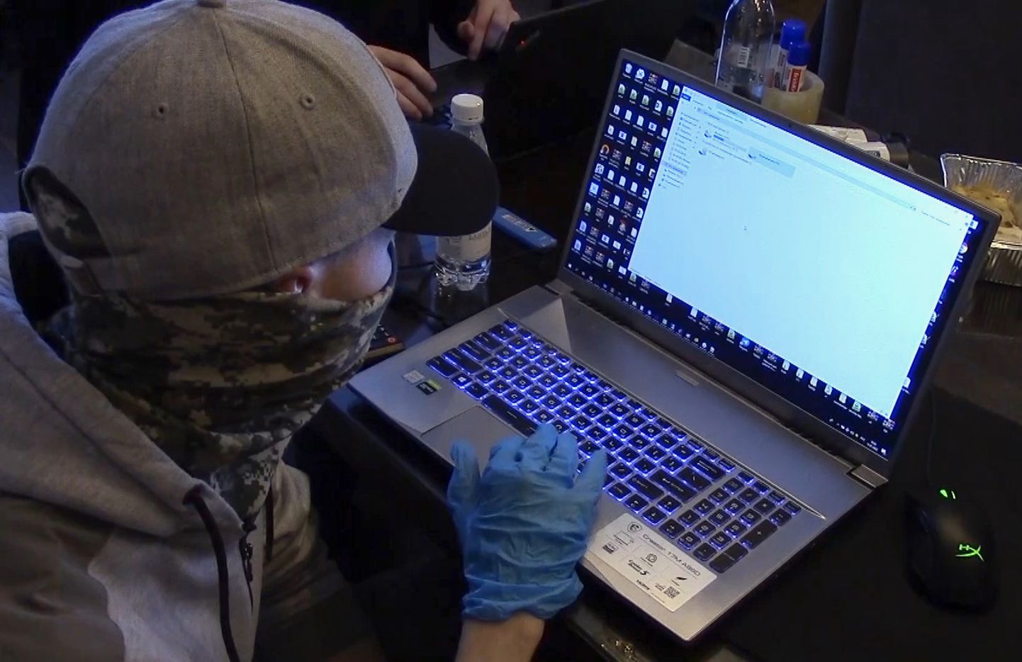 FSB töötaja kontrollib konfiskeeritud sülearvutit 14. jaanuar 2021.