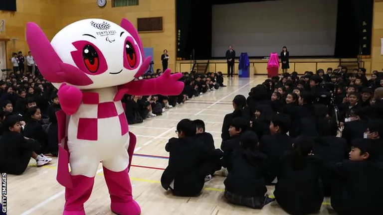 Талисман Паралимпиады Сомейти посещает японскую школу в 2019 году.