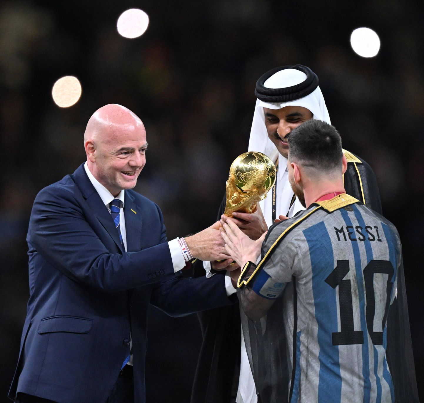 Vasakult: Gianni Infantino, šeik Tamim bin Hamad Al Thani ja Lionel Messi.