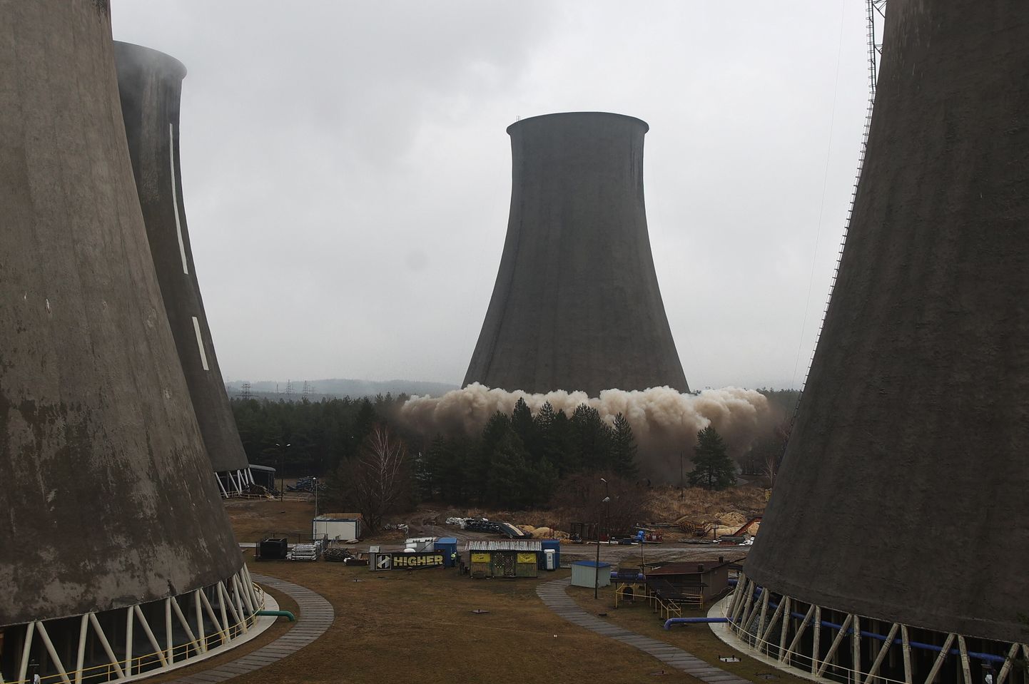Poola Siersza elektrijaama jahutustorni õhkamine. Poola püüab energiasüsteemi ümber ehitada, et sõltuvust Venemaast vähendada