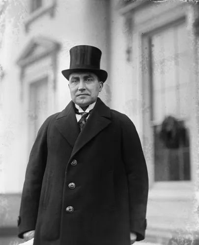 Ants Piip oli mitmekordne välisminister ja aastatel 1923–1925 Eesti saadik Ameerika Ühendriikides. Pilt on tehtud volituste esitamise päeval 31. detsembril 1923 Valge Maja ees.