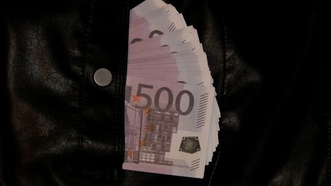 Kas kaotasid Dubai lennujaamas? Must jakk 30 570 euroga ootab juba kuid omanikku
