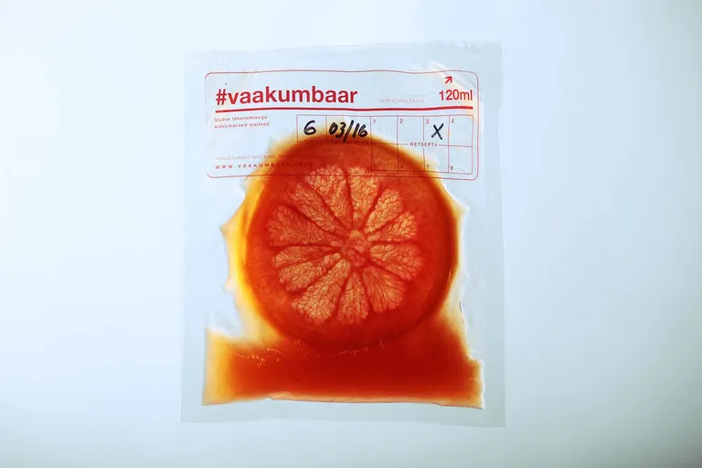 Vaakumbaar Džinnikokteil bitteri, vermuti ja veriapelsiniga.