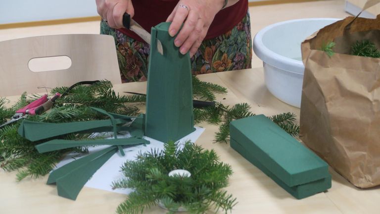 Jõulupuu tegemiseks lõigake vahtplastist koonuse kuju.