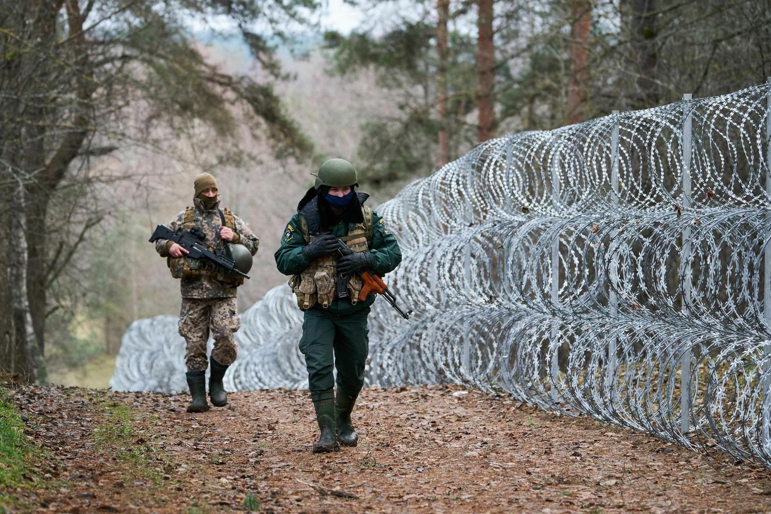 Läti sõjaväelane ja piirivalvur patrullivad Silene lähedal Valgevene piiri ääres. 