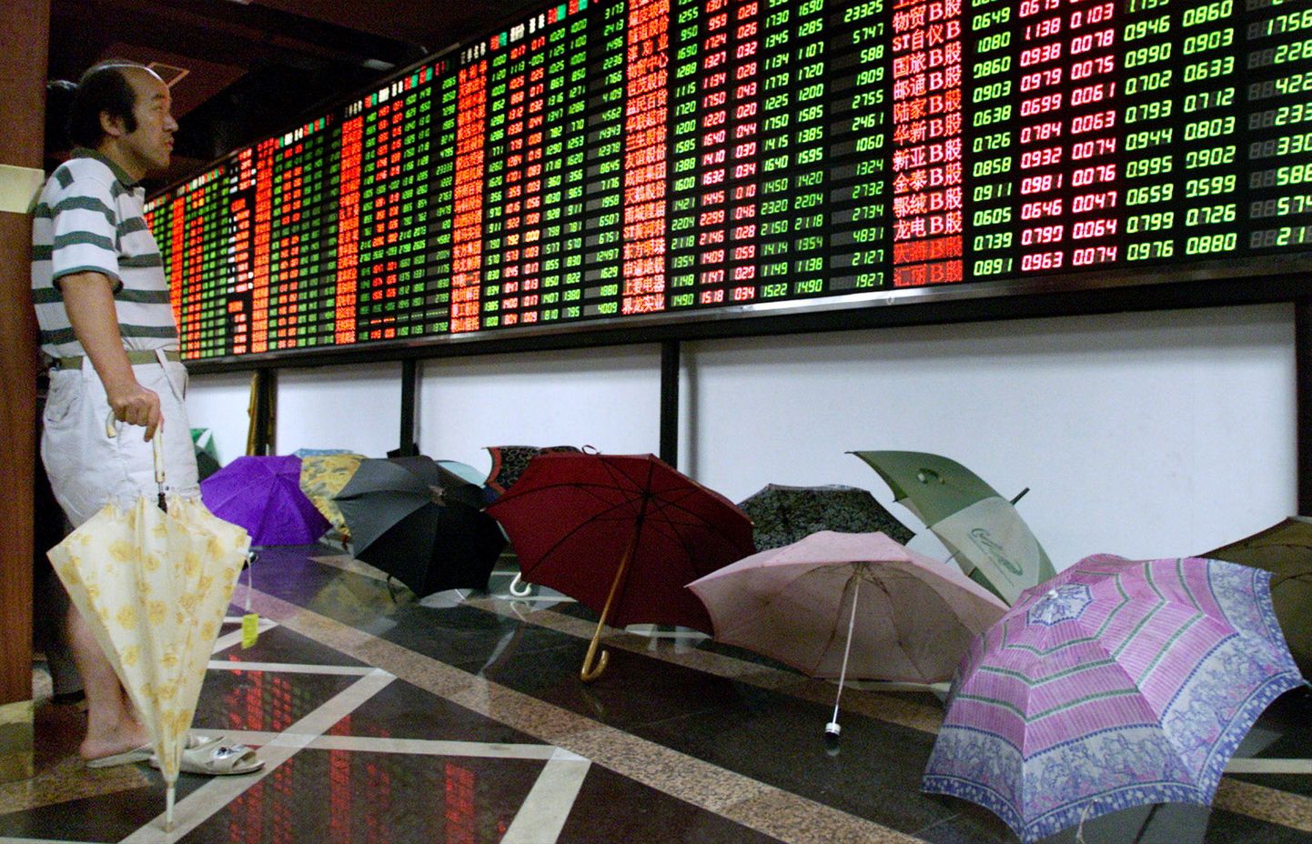 Hiina väikeinvestor jälgib börsiinfot